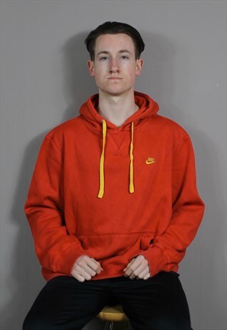 VINTAGE NIKE HOODIE IN RED WITH EMBROIDERED LOGO. POUCH POCK