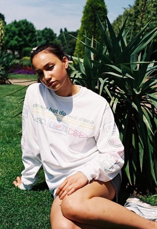 WHITE LONG SLEEVED T-SHIRT WITH 80'S VHS DESIGN