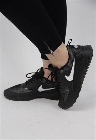 VINTAGE NIKE BLACK TRAINERS