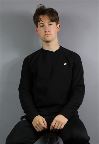 VINTAGE NIKE SWEATSHIRT IN BLACK WITH EMBROIDERED PATCH LOGO