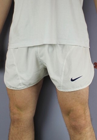 VINTAGE NIKE RUNNER SHORTS IN WHITE WITH EMBROIDERED LOGO AN