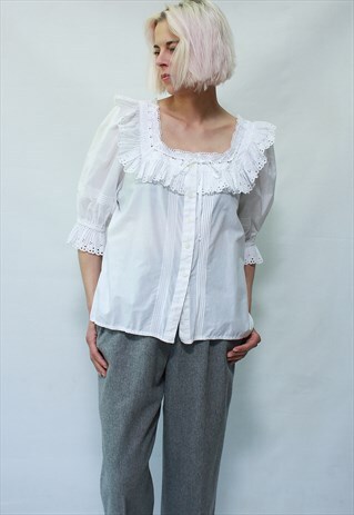 VINTAGE 70' BEAUTIFUL CUTE WHITE BLOUSE WITH LACE COLLAR