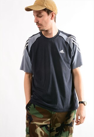 VINTAGE ADIDAS TEE SHIRT.