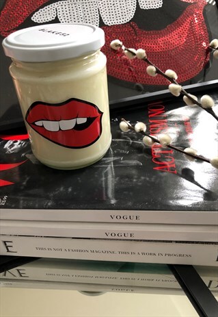 POMEGRANATE AND FIG CANDLE WITH LIPS MOTIF