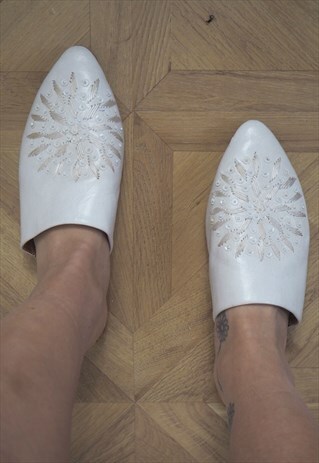 VINTAGE WHITE LEATHER MOROCCAN MULES