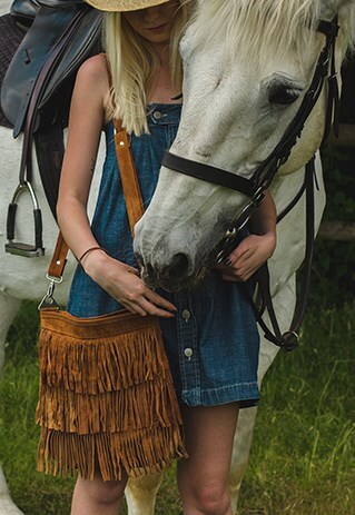SUEDE FRINGE SHOULDER BAG IN TAN BROWN