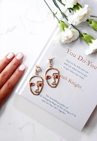 GOLD FACE CUT OUT ABSTRACT RED DIAMANTE PEARL DANGLE EARRING