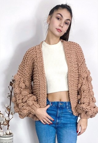 COZY KNITTED CARDIGAN WITH OVERSIZED SLEEVES IN BEIGE