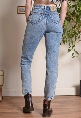 VINTAGE HIGH WAIST MOM JEANS IN ACID WASH BLUE DENIM
