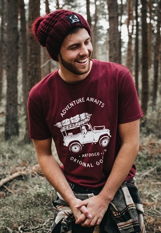'WILD CAMPING' BOBBLE HAT IN BURGUNDY