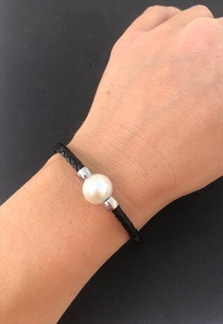 VINTAGE Y2K PEARL-Y BEAD BANGLE BRACELET