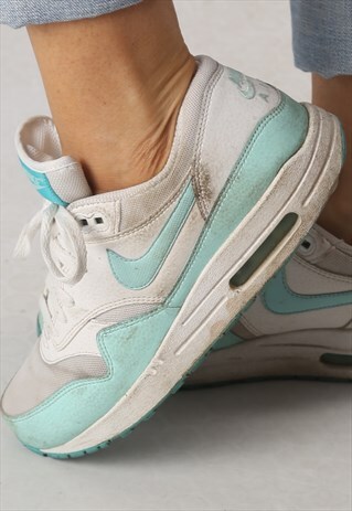 NIKE AIR MAX TRAINERS UK 6. US 8.5 (73M)