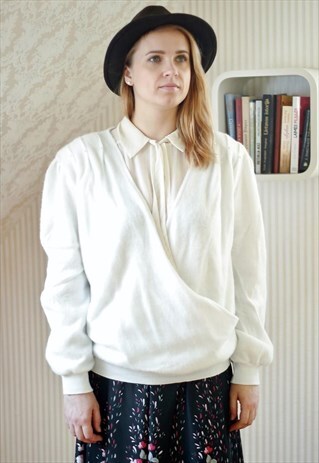 WHITE SOFT V NECK JUMPER