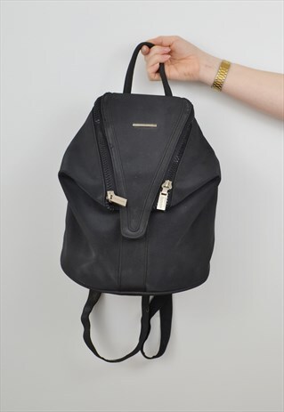 ZIP UP STRAP BACKPACK
