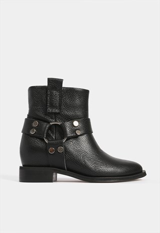 BLACK BOOTS WITH HIDDEN HEELS
