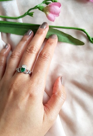 VINTAGE STERLING SILVER GREEN CLADDAGH RING