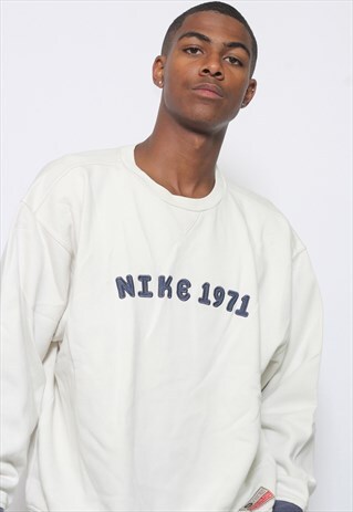 VINTAGE NIKE SWEATSHIRT