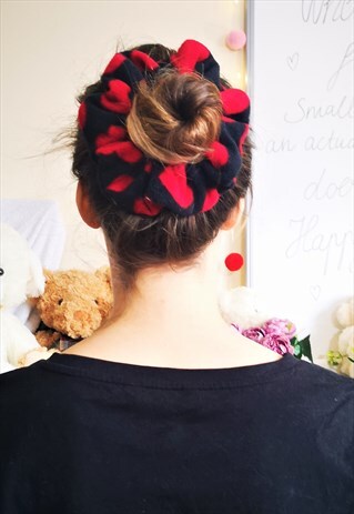 BLACK RED HEART FLEECE JUMBO SCRUNCHIE