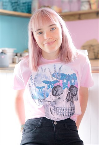 GRAPHIC TEE IN PINK WITH MOTH SKULL PRINT