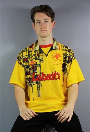 VINTAGE UMBRO NOTTINGHAM FOREST FOOTBALL SHIRT IN YELLOW WIT