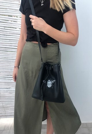 BUCKET BAG IN BLACK WITH BEE EMBROIDERY