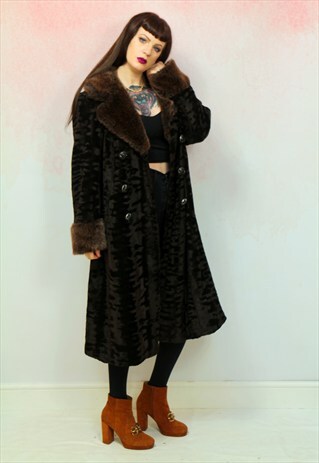 1970S VINTAGE TEXTURED FAUX FUR COAT WITH FAUX FUR TRIM