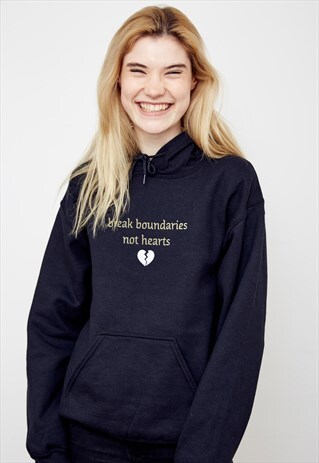 VESTITUS EMBROIDERED SLOGAN PULLOVER HOODIE BLACK