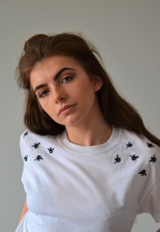 EXCLUSIVE EMBROIDERED BEE SHOULDER WHITE TEE