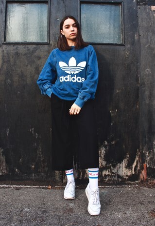 90'S RETRO DENIM STYLE SPELL-OUT SWEATSHIRT