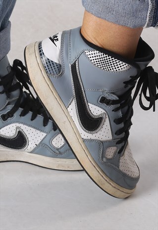NIKE HI TOPS TRAINERS UK 6, US 7Y , EUR 40. (ECI)