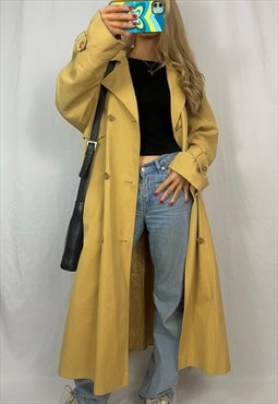 Vintage trench coat in yellow. 