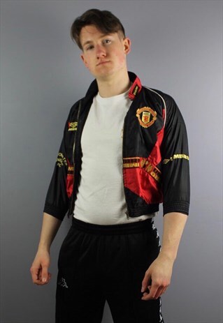 VINTAGE UMBRO MANCHESTER UNITED SHELL JACKET IN BLACK