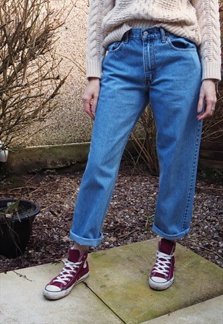 VINTAGE LEVIS 550 HIGH WAISTED MOM JEANS LIGHT BLUE 32W 29L