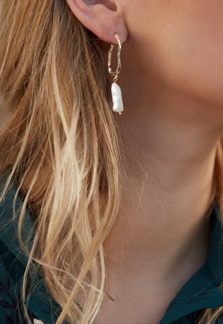 BAKER HOOP EARRINGS IN GOLD AND PEARL