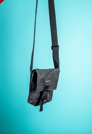 VINTAGE EASTPAK CROSS BODY BAG IN GREY