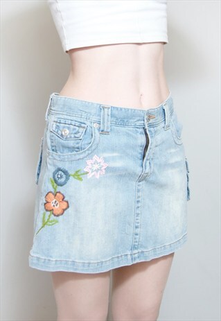 VINTAGE 1990'S CUTE EMBROIDERED LIGHT WASH DENIM MINI SKIRT