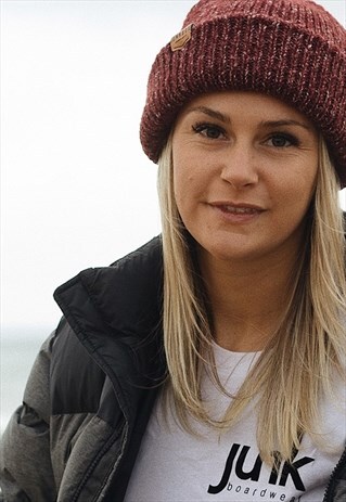 RIBBED KNITTED BEANIE HAT IN BURGUNDY