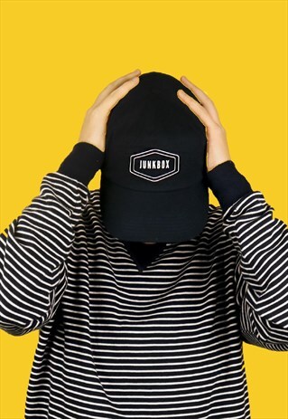 BASEBALL CAP IN BLACK WITH OLD SCHOOL GRAPHIC PRINT LOGO