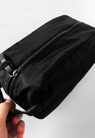 ESSENTIAL RECTANGLE ZIP WASH BAG - BLACK