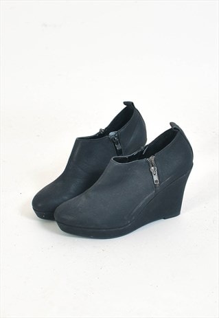 Vintage 00s faux leather shoes