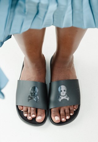 WOMEN'S SKULLY POOL SLIDE SANDAL