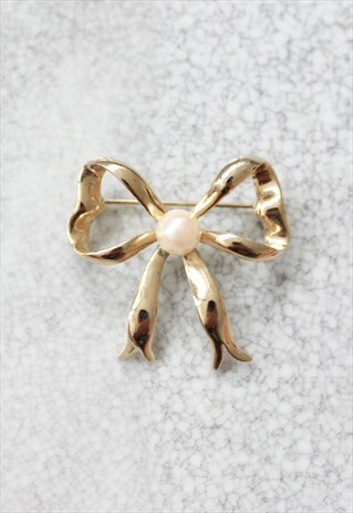VINTAGE GOLD BOW WITH PEARL BROOCH
