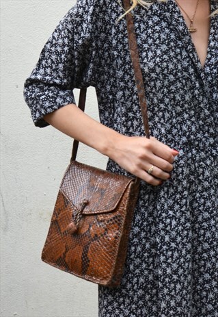VINTAGE 70S BROWN LEATHER SNAKE EFFECT CROSS SHOULDER BAG