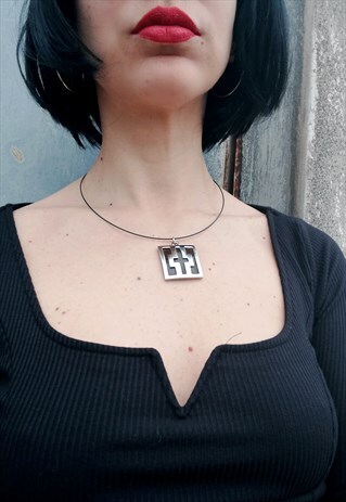 90'S SPAGHETTI CROSS COLLAR