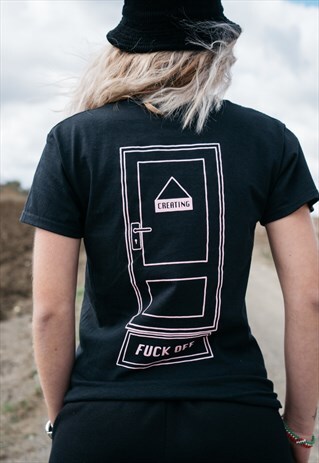 SHORT SLEEVED GRAPHIC T-SHIRT IN BLACK WITH UNDERRATED PRINT
