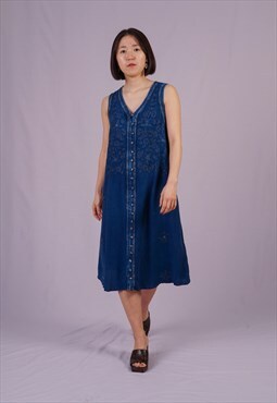 Sleeveless Dress with V-neck and Embroidery