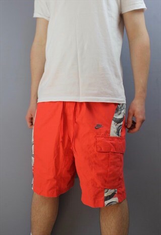 VINTAGE NIKE SHORTS IN RED WITH EMBROIDERED LOGO, POCKETS AN