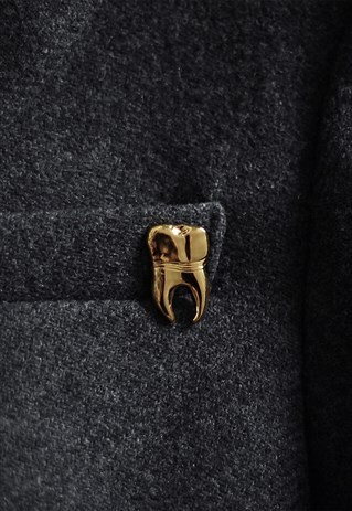 3D PIN GOLDEN TOOTH