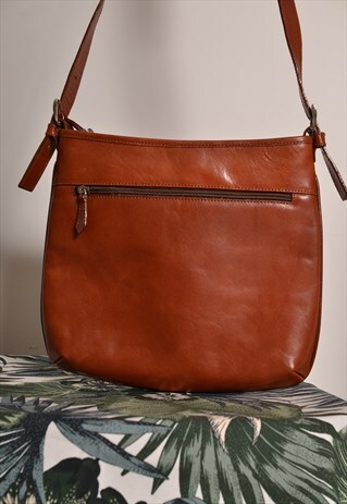 VINTAGE 70S CROSS BODY BAG IN BROWN SHINY LEATHER