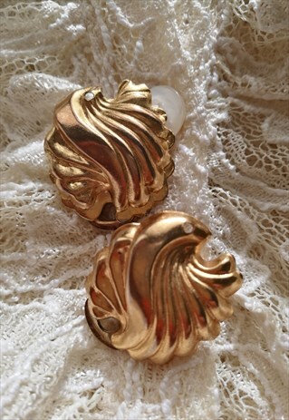 VINTAGE GOLD TONED CLIP-ON EARRINGS